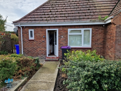 1 bed bungalow with secure garden. 